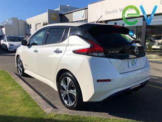 2018 Nissan LEAF - Thumbnail