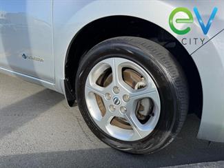 2012 Nissan LEAF - Thumbnail