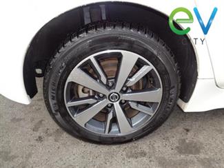 2020 Nissan LEAF - Thumbnail