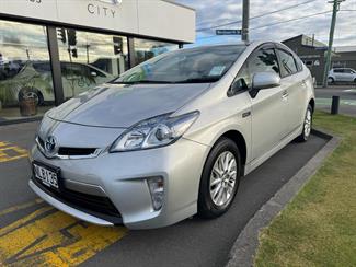 2014 Toyota PRIUS - Thumbnail