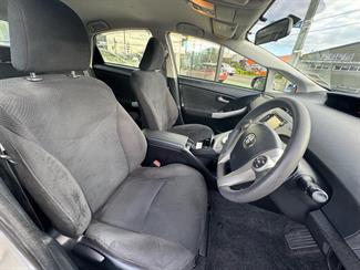 2014 Toyota PRIUS - Thumbnail
