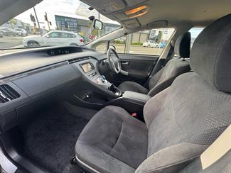 2014 Toyota PRIUS - Thumbnail