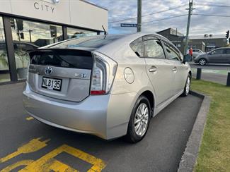 2014 Toyota PRIUS - Thumbnail