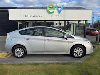 2014 Toyota PRIUS - Thumbnail