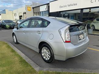2014 Toyota PRIUS - Thumbnail