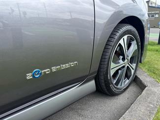 2018 Nissan LEAF - Thumbnail