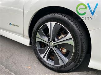 2018 Nissan LEAF - Thumbnail