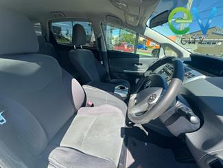 2014 Toyota PRIUS - Thumbnail