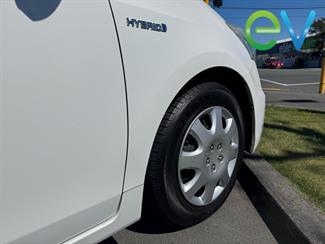 2014 Toyota PRIUS - Thumbnail