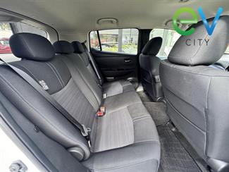 2022 Nissan LEAF - Thumbnail