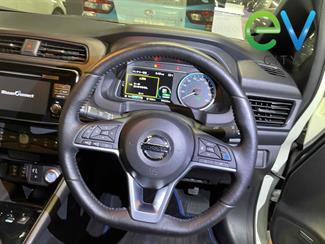 2017 Nissan LEAF - Thumbnail