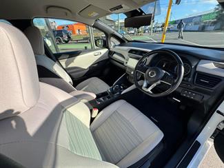 2017 Nissan LEAF - Thumbnail
