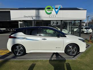 2017 Nissan LEAF - Thumbnail