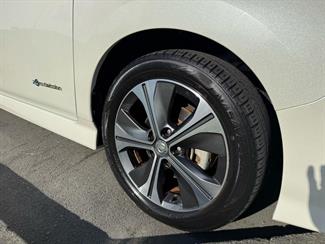 2017 Nissan LEAF - Thumbnail