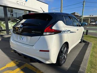 2017 Nissan LEAF - Thumbnail