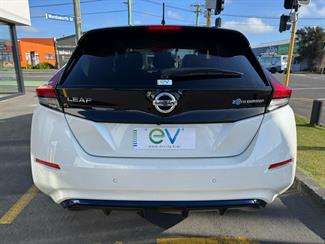 2017 Nissan LEAF - Thumbnail