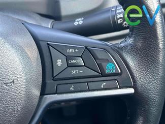 2018 Nissan LEAF - Thumbnail