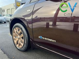 2014 Nissan LEAF - Thumbnail