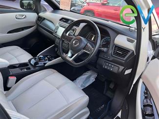 2017 Nissan LEAF - Thumbnail