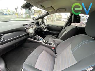 2017 Nissan LEAF - Thumbnail