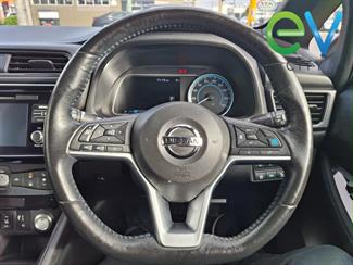 2017 Nissan LEAF - Thumbnail