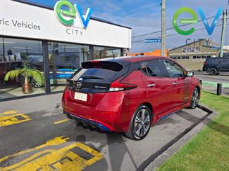 2017 Nissan LEAF - Thumbnail