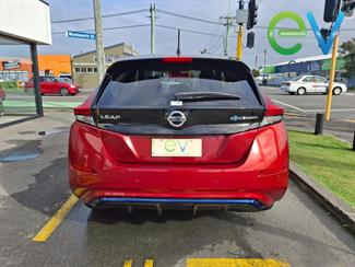 2017 Nissan LEAF - Thumbnail