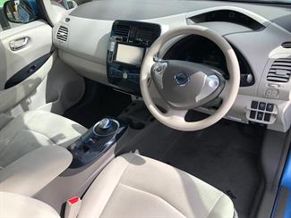 2011 Nissan LEAF - Thumbnail