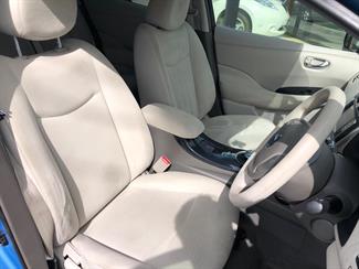 2011 Nissan LEAF - Thumbnail