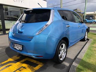 2011 Nissan LEAF - Thumbnail