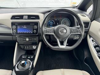 2017 Nissan LEAF - Thumbnail