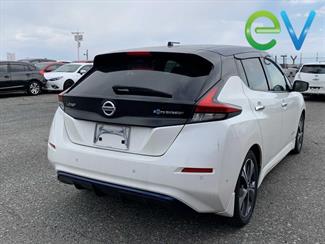 2017 Nissan LEAF - Thumbnail