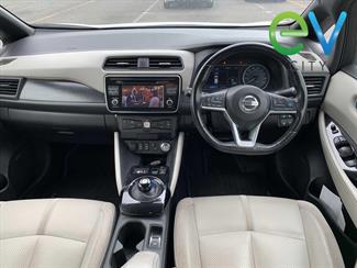 2017 Nissan LEAF - Thumbnail