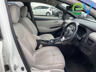 2017 Nissan LEAF - Thumbnail